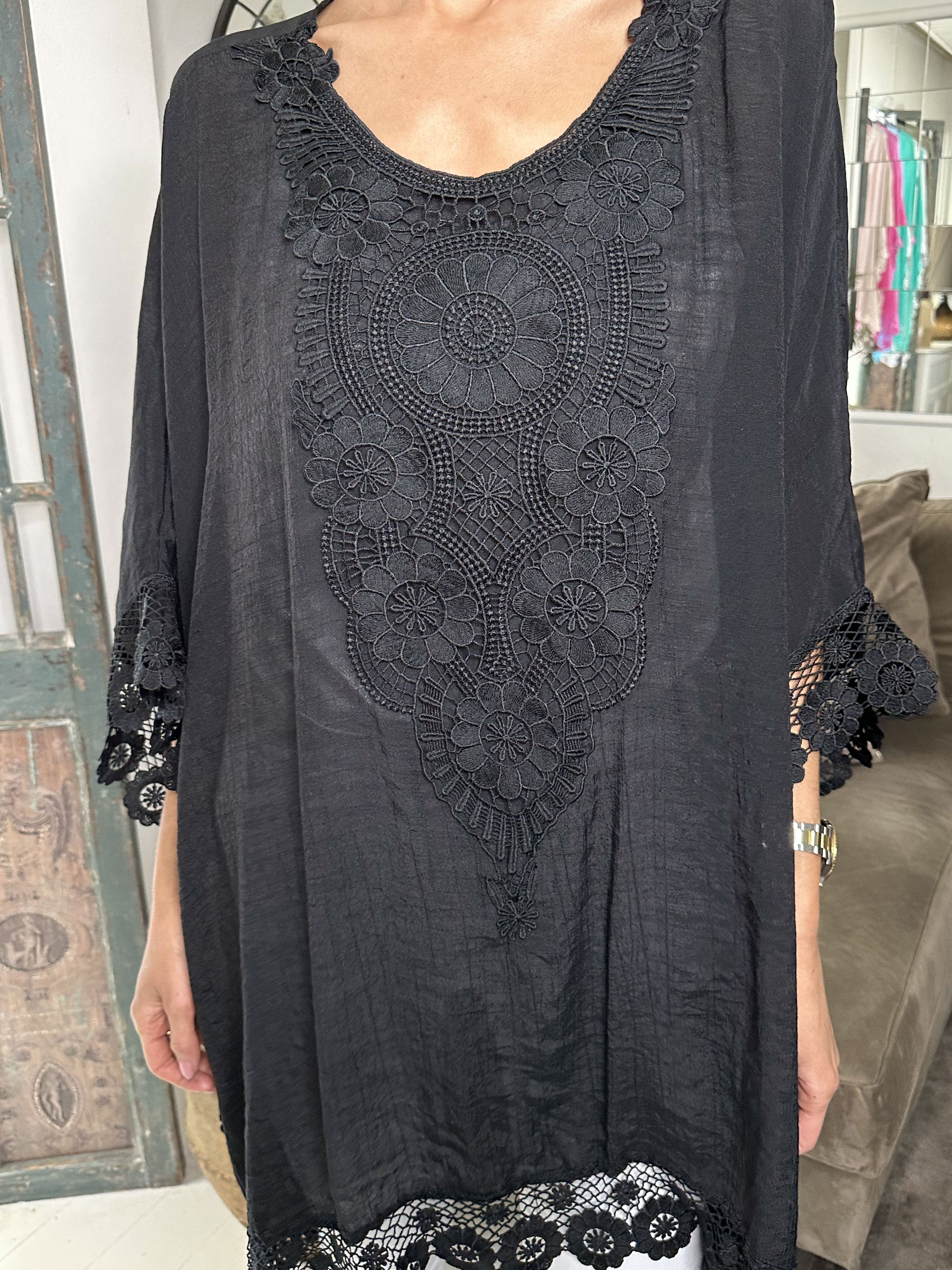 Leslie - Vacker tunika med spetskanter